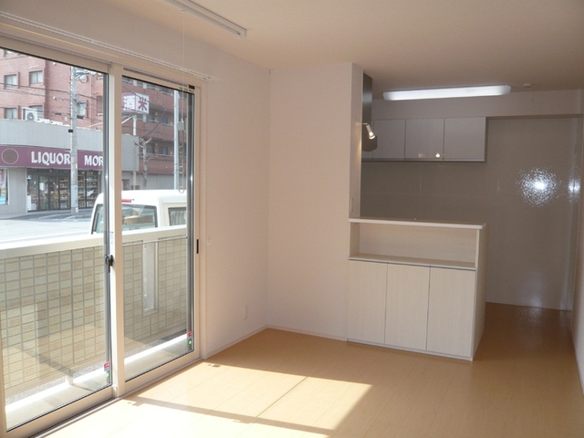 居室・リビング　バルコニーに面した明るく開放的なリビングです