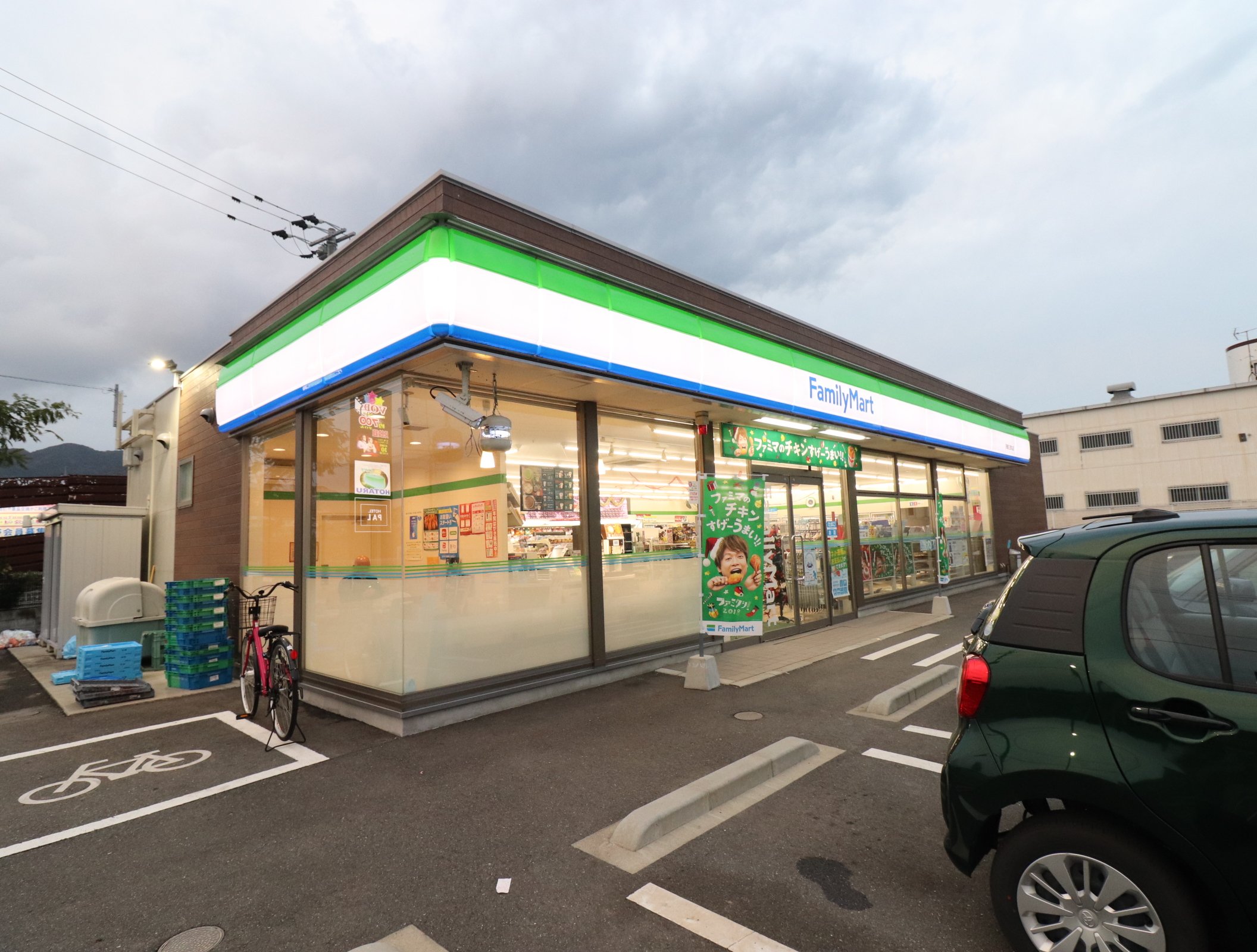 コンビニ　ファミリーマート宗像三郎丸店（コンビニ）まで661m
