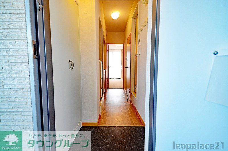 玄関　部屋ごとにタイプが異なります。