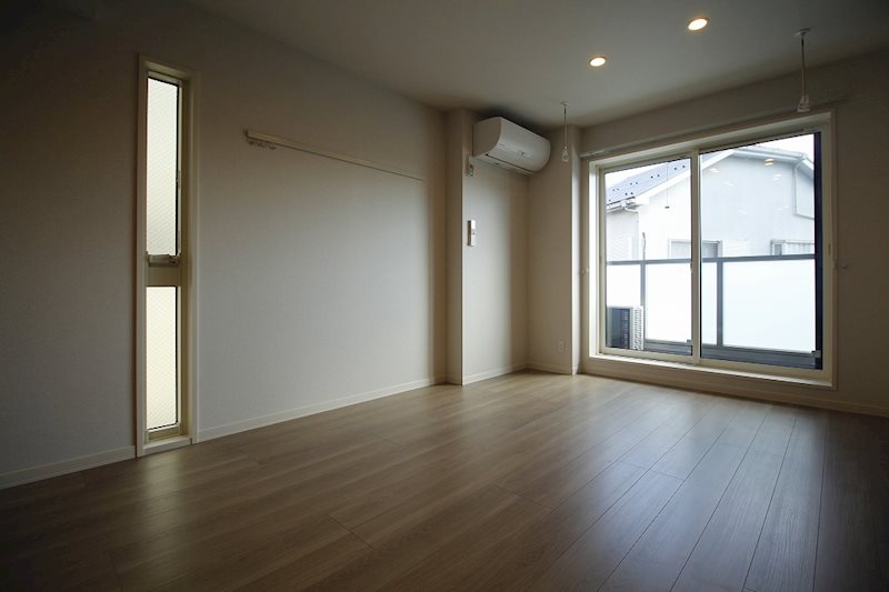 居室・リビング　2面に窓のある13.4帖LDK