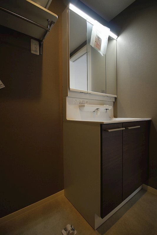 洗面設備　三面鏡タイプのシャワー付化粧洗面台