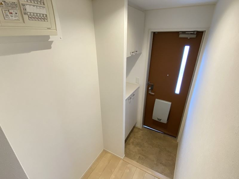玄関　お部屋・玄関までの階段です！