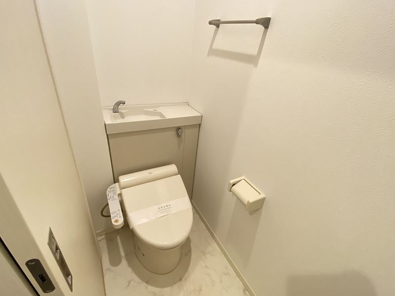 トイレ　洋間５．８畳のお部屋です☆
