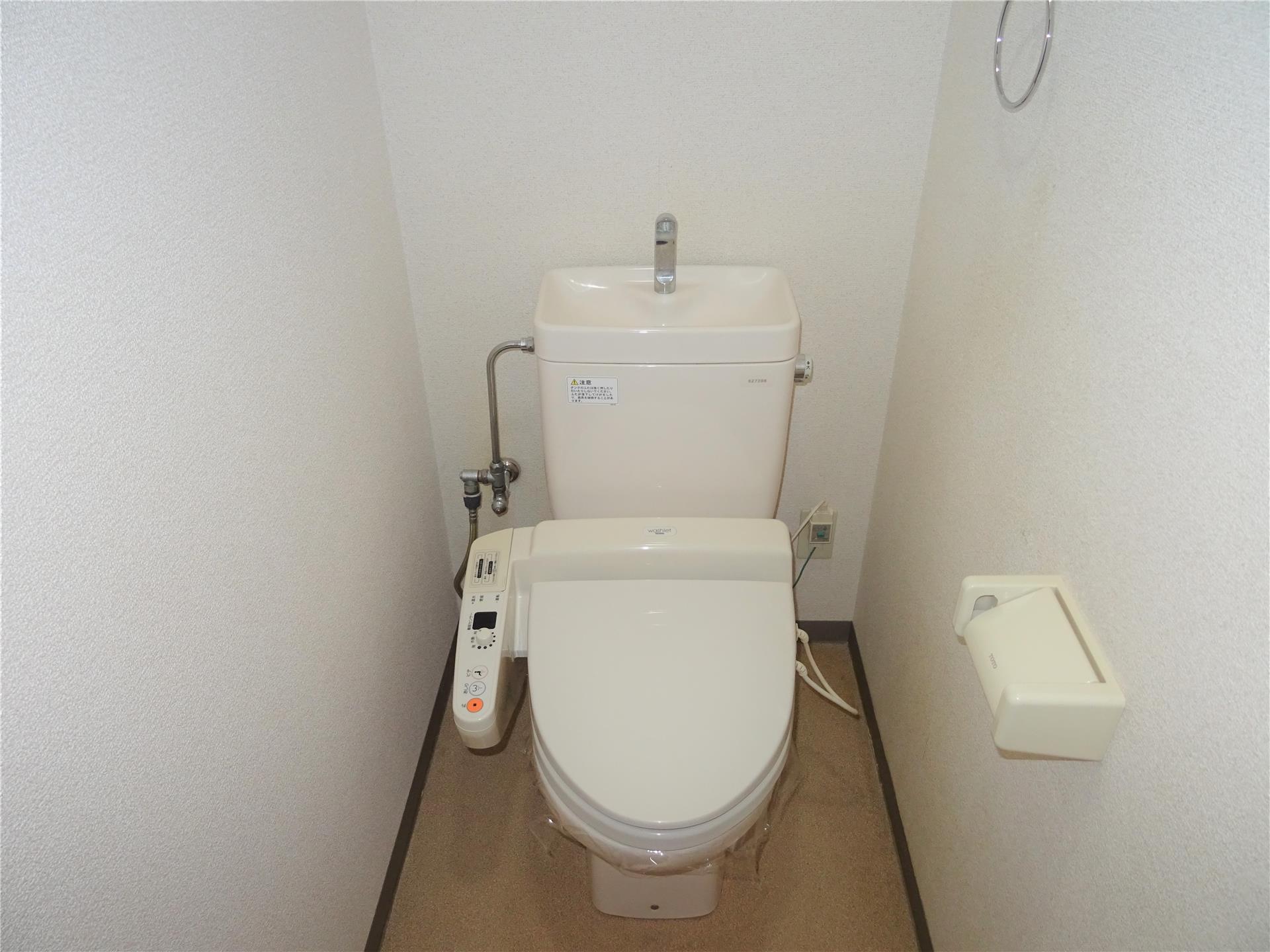 トイレ　温水洗浄便座付きです！