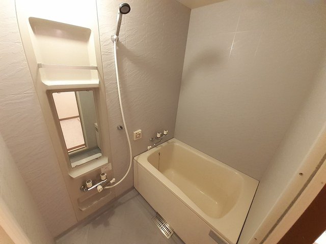 バス・シャワールーム　コンパクトで使いやすいお風呂です