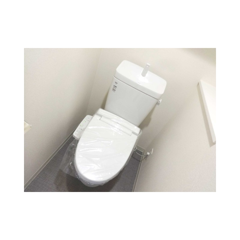 トイレ　棚付きのトイレ。便利です。