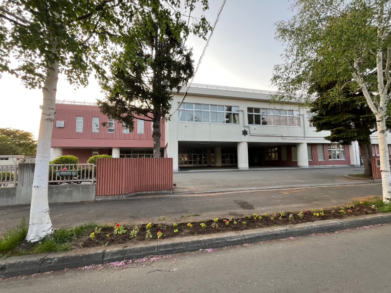 小学校　札幌市立前田中央小学校（小学校）まで579m