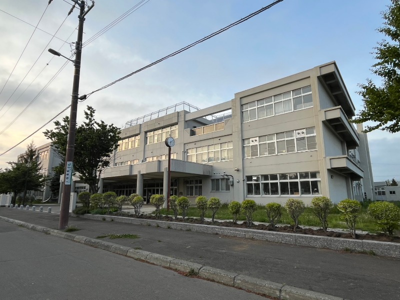 中学校　札幌市立前田北中学校（中学校）まで698m