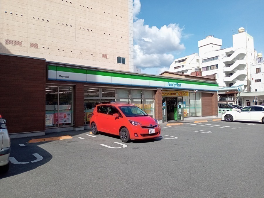コンビニ　ファミリーマート甲府中央店（コンビニ）まで251m