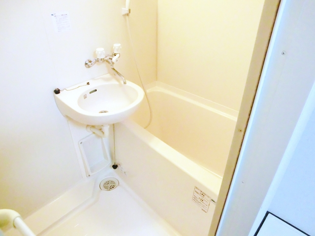 バス・シャワールーム　うれしい風呂トイレ別です。