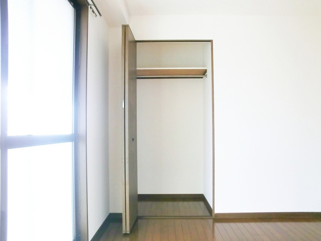 収納　奥行きたっぷりのクローゼットです。