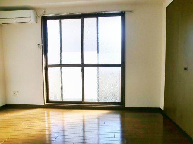 居室・リビング　採光たっぷりの明るい居室です。