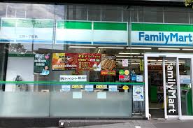 コンビニ　ファミリーマート三田一丁目店（コンビニ）まで82m