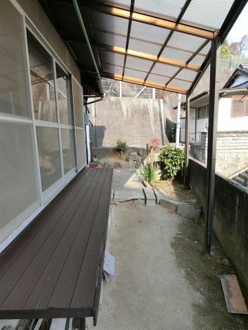 庭　突然の雨でも安心の屋根付きテラス♪
