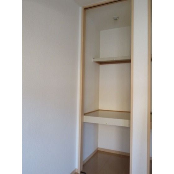 収納　実際のお部屋は反転タイプです