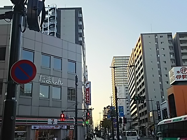 コンビニ　セブンイレブン八王子八日町店（コンビニ）まで432m