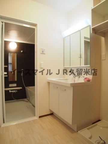 洗面設備　独立洗面台あり、毎朝おしゃれに忙しい女性の方におすすめです
