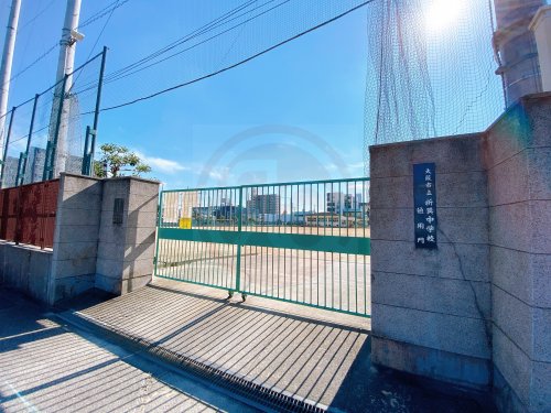 中学校　大阪市立新巽中学校（中学校）まで758m
