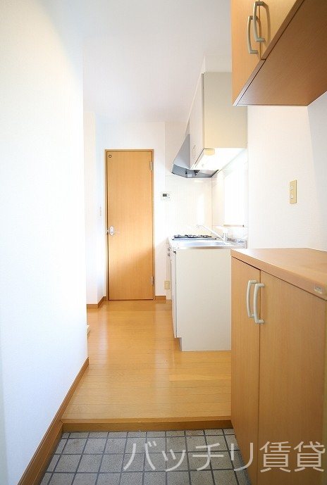 玄関　＊画像は別部屋の為イメージ、現状優先致します