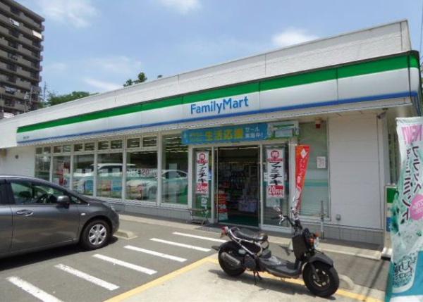 コンビニ　ファミリーマート　座間入谷西店（コンビニ）まで978m