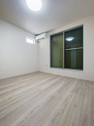 その他部屋・スペース　開放的な寝室です