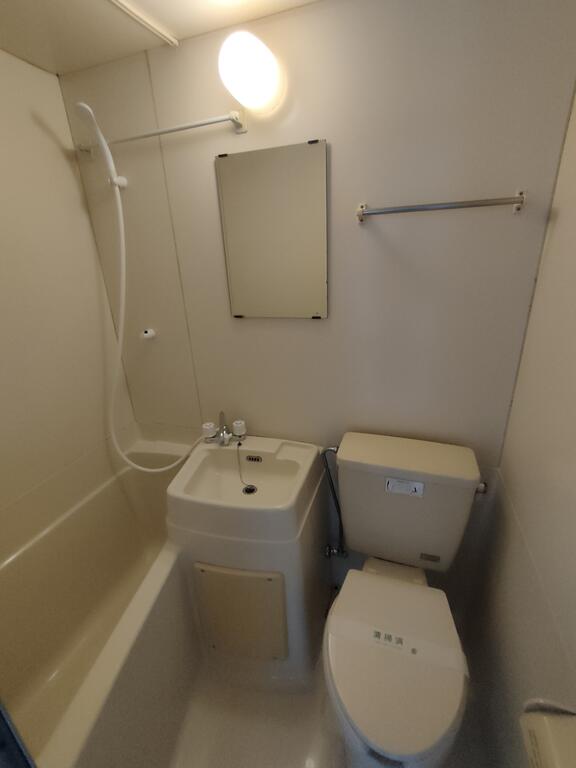 バス・シャワールーム　トイレと同室