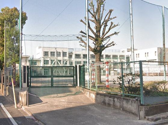中学校　新宿区立牛込第一中学校（中学校）まで245m