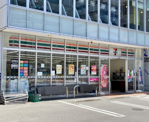 コンビニ　セブン－イレブン泉岳寺駅前店（コンビニ）まで243m