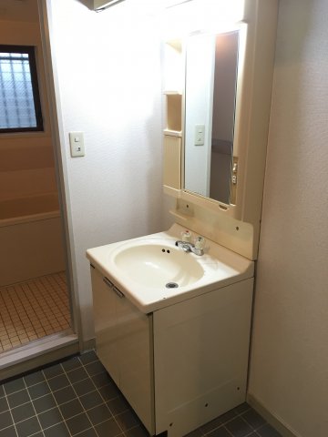 洗面設備　コンパクトで使いやすい洗面所