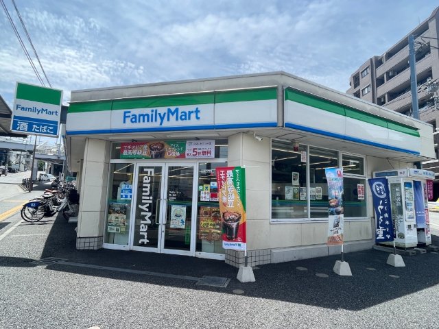 コンビニ　ファミリーマート鶴ヶ峰店（コンビニ）まで547m