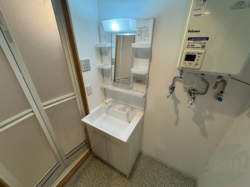 洗面設備　独立洗面台です。大きくてよいですね。シャンプーもできます。