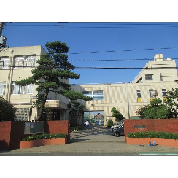 中学校　川口市立戸塚中学校（中学校）まで718m
