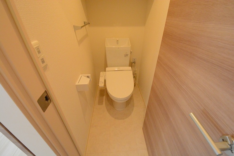 トイレ　温水洗浄便座付きのトイレです♪
