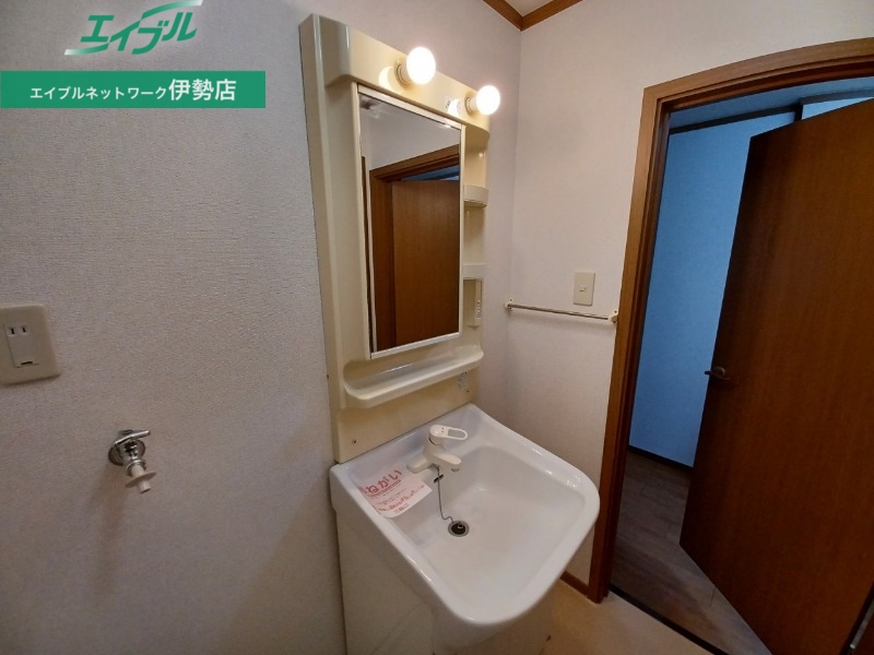 洗面設備　同型反転参考写真です