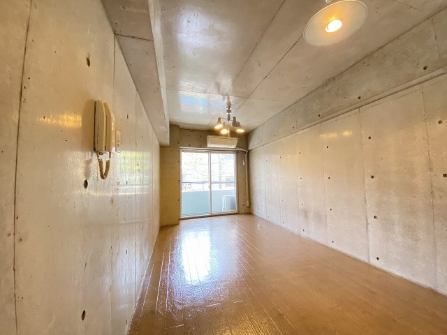 ＪＲ山手線 大塚駅 徒歩7分 4階建 築37年の居間写真