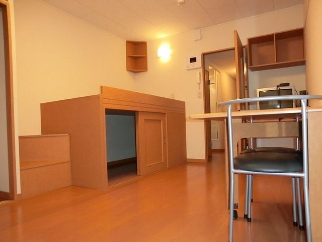 レオパレスエピナールIIの居間写真