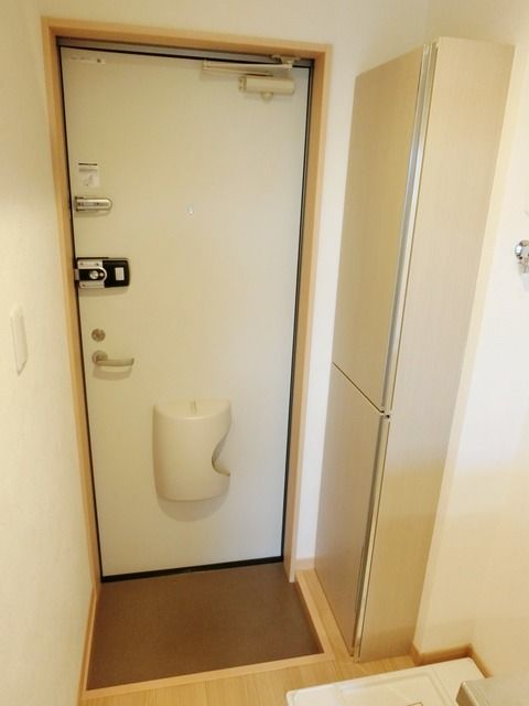 玄関　同タイプの写真の為、実際とは異なります