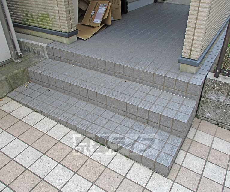 【京都市西京区牛ケ瀬新田泓町のアパートのエントランス】