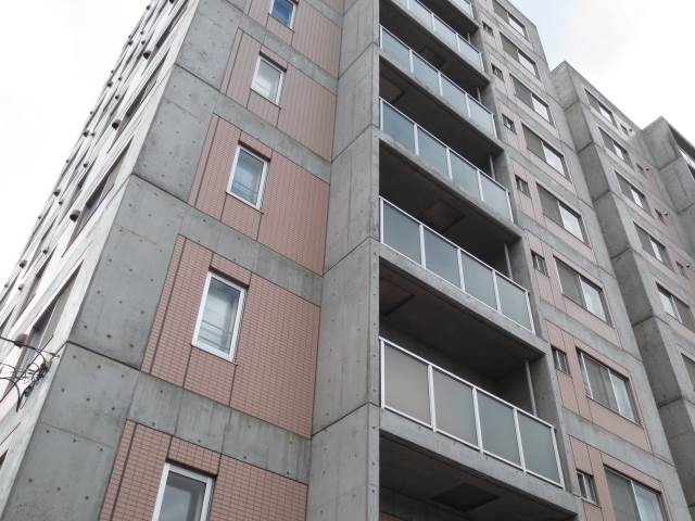 札幌市東区北十三条東のマンションの建物外観