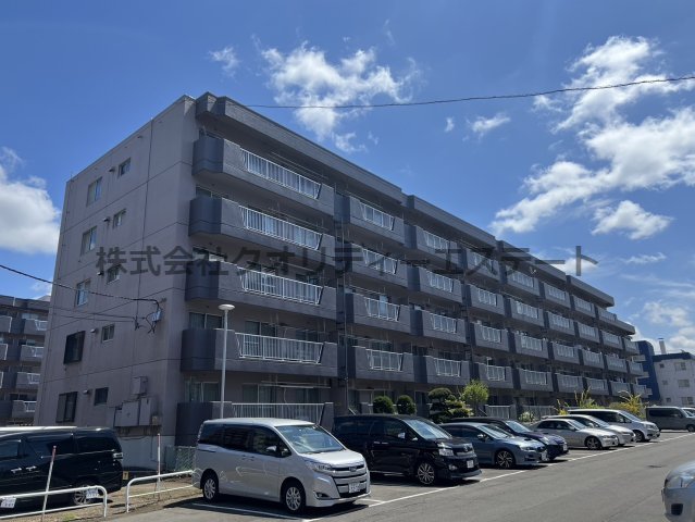 新札幌グランドハイツB棟の建物外観