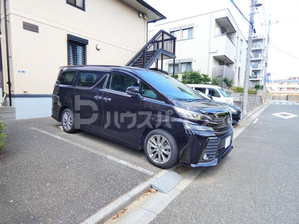 【市川市堀之内のアパートの駐車場】