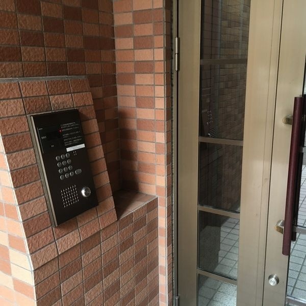 【札幌市中央区南一条西のマンションのエントランス】