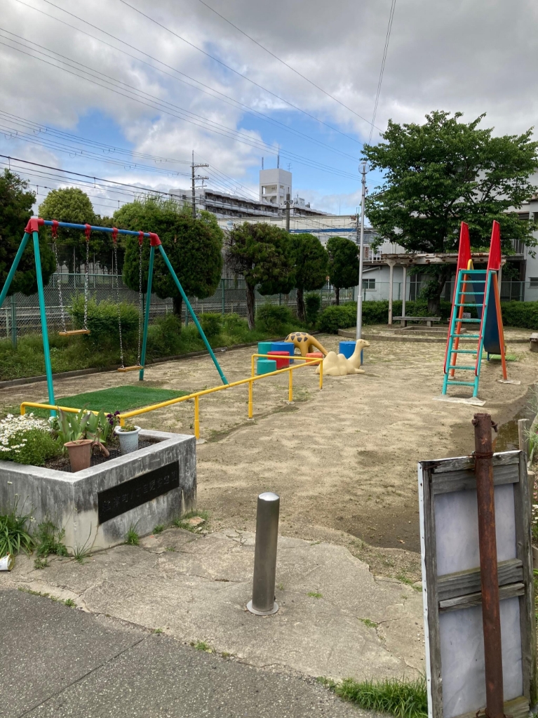 【豊中市稲津町のマンションの公園】