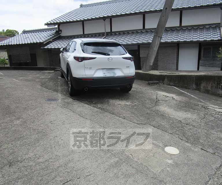 【コテージ大枝の駐車場】