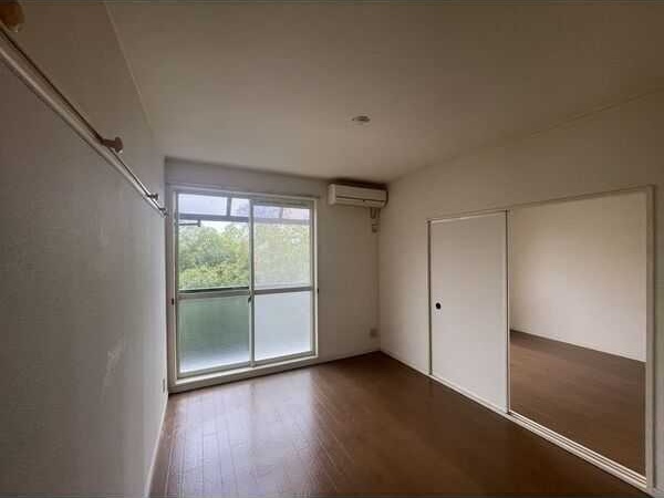 居室・リビング　同物件の別部屋になります。