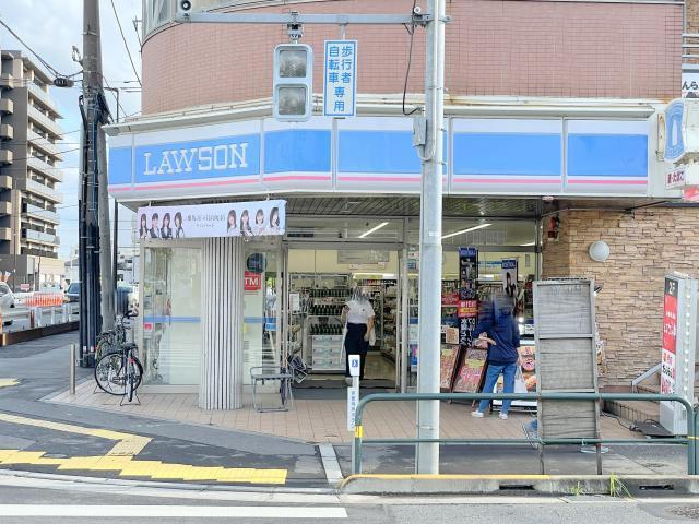 コンビニ　ローソン足立六町駅前店（コンビニ）まで380m