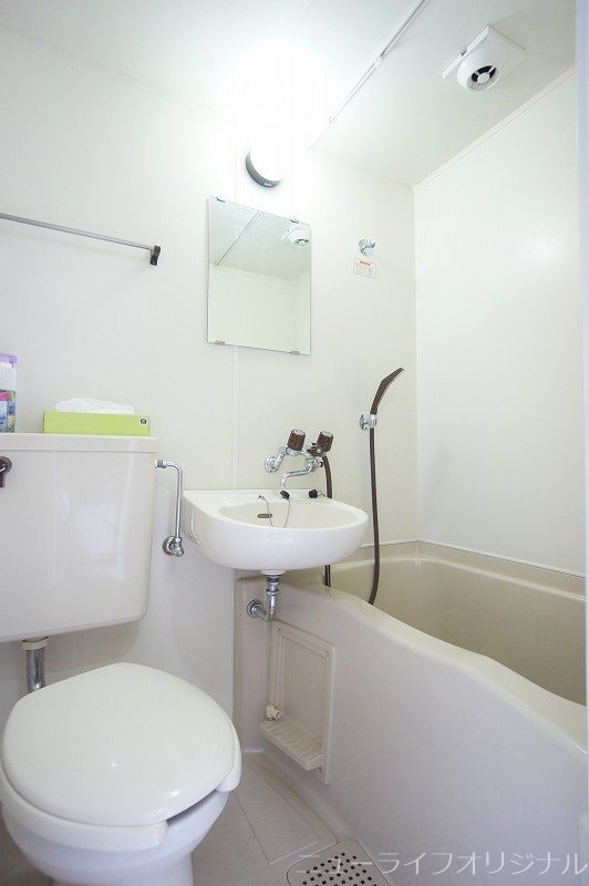 バス・シャワールーム　※同建物内別室参照。現況を優先致します。