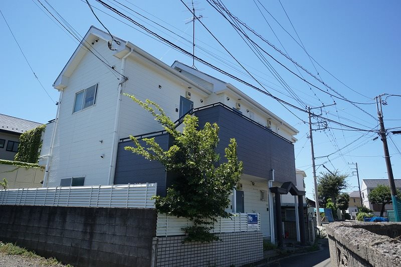 建物外観　白とグレーのバイカラーがお洒落なアパートです♪