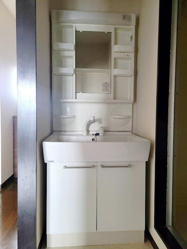 洗面設備　洗髪洗面化粧台で朝の身支度に便利です。