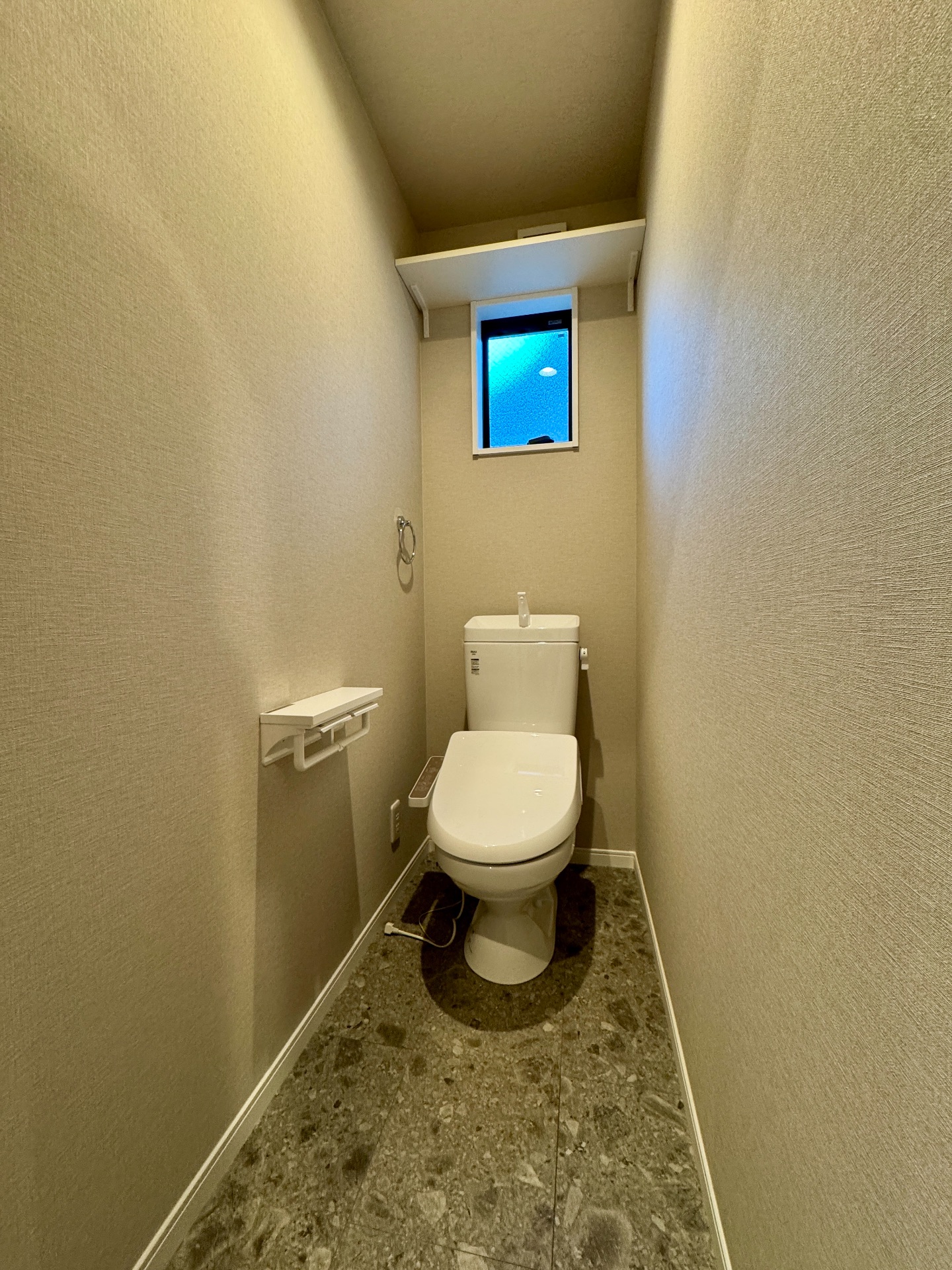 トイレ　温水便座＋フロアタイルこだわってます♪